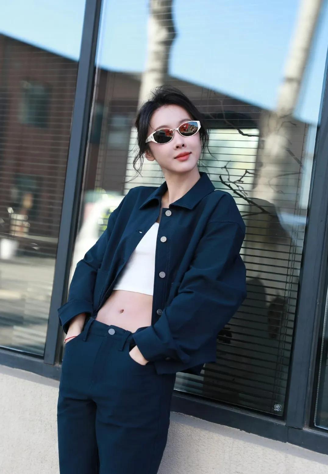 宣璐藏蓝套装太会穿宣璐这套藏蓝套装真的绝！✨白色内搭+同色系夹克阔腿裤，