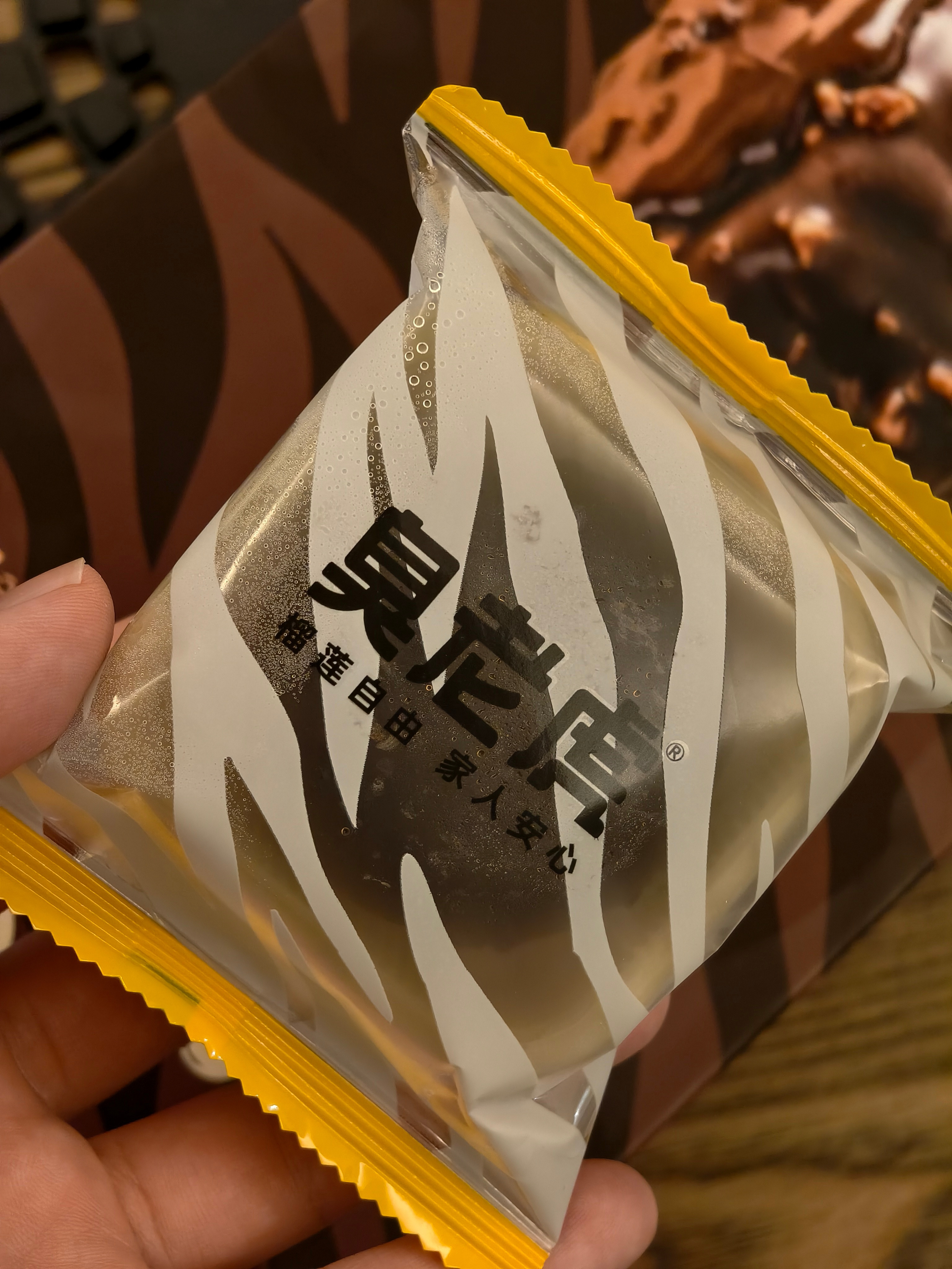 简单分享下这个黑刺榴莲冰皮月饼。•推荐解冻20分钟左右吃，我赶时间直接不解