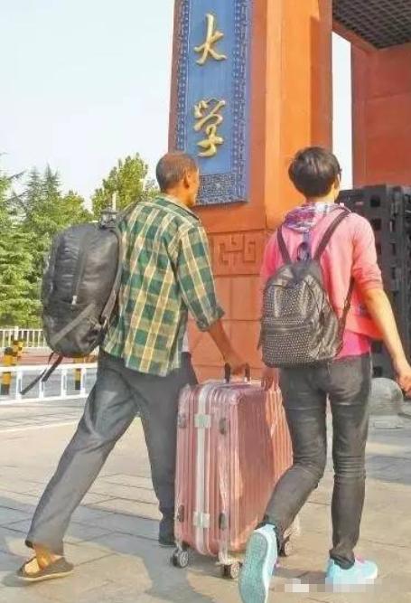 大学报到父子谈生活费引热议！临分别前爸爸说，每个月给你2000块生活费。儿子