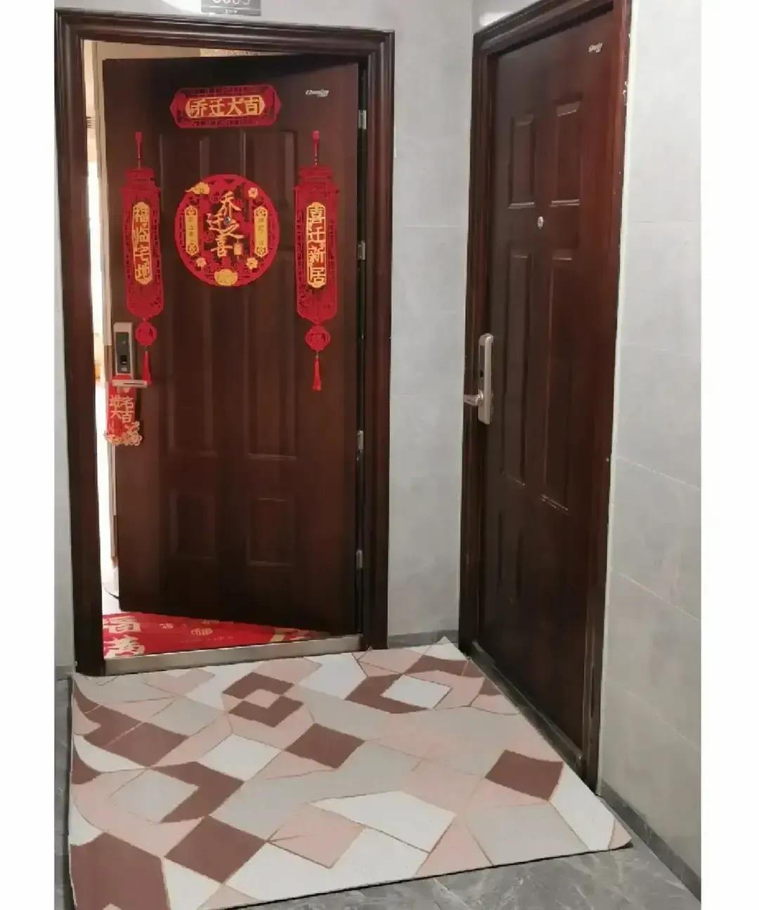 我帮女邻居修完电闸，她下午端着自家草莓上门，说谢谢。十分钟闲聊，她起身走，脚下