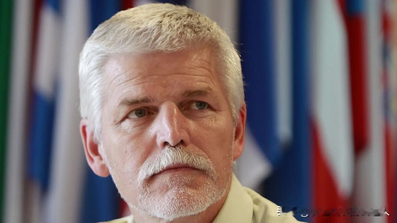 捷克“变天”了，“援乌”的炮弹，一夜之间停了！很多人以为，这只是捷克的一次“左右