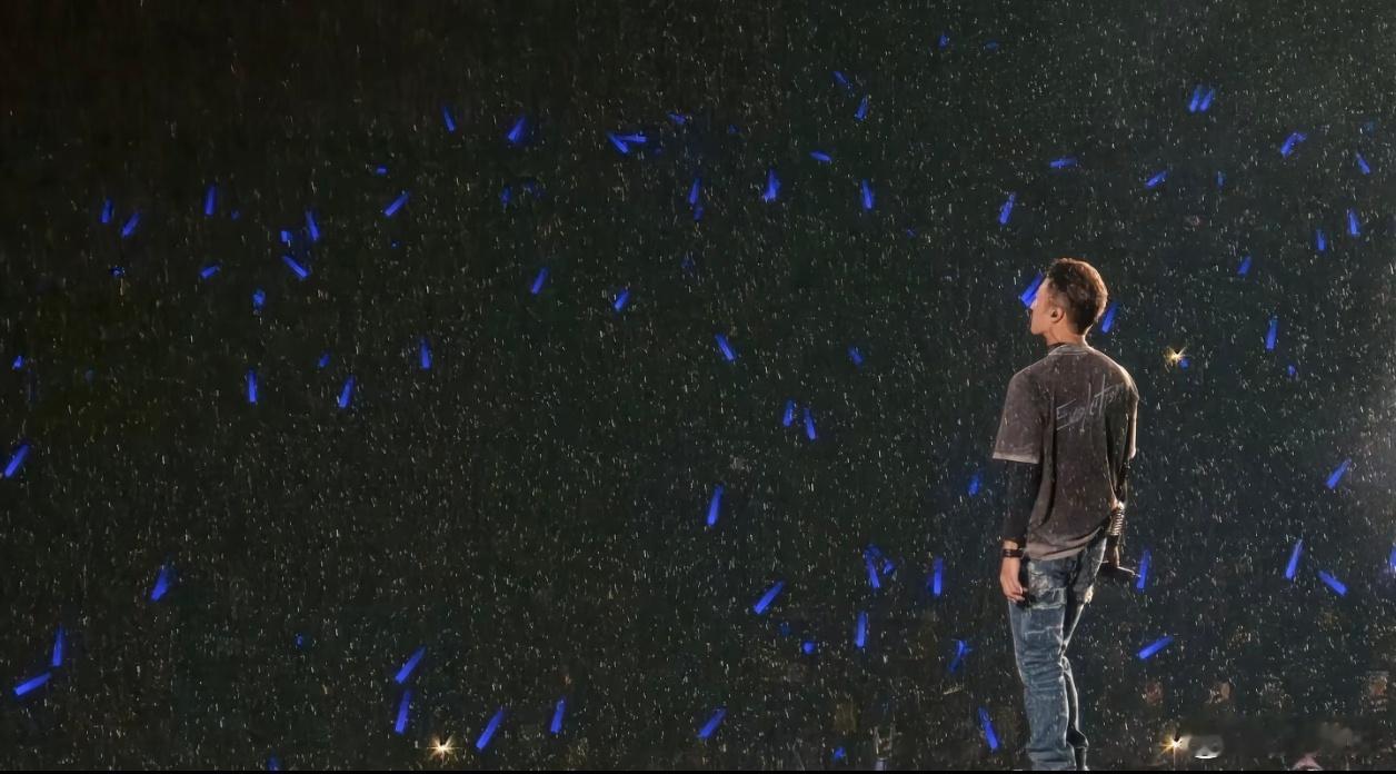 章子怡来看谢霆锋演唱会谢霆锋舞台火力全开，章子怡在台下认真聆听，一个唱得投入一