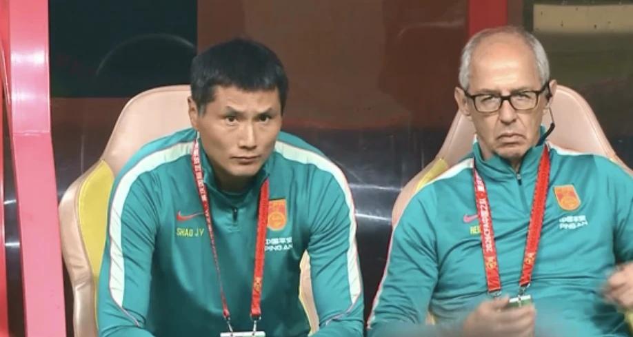 你可以说邵佳一不会排兵布阵，可以说他换人慢半拍，但有一样他确实没怂过。那就是揽