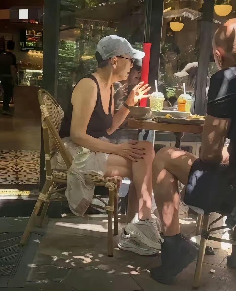 宋丹丹这状态，真的把优雅老去体现得淋漓尽致，都已经66岁了，在穿搭上不输年轻人