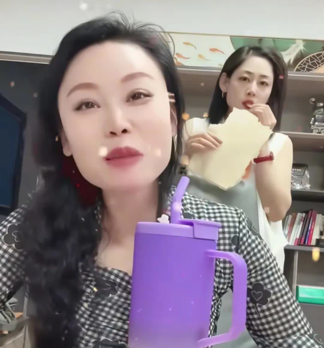 草帽姐：你们是多希望草帽姐死吗？草帽姐表示我还活着，没有得什么肝癌、肺癌