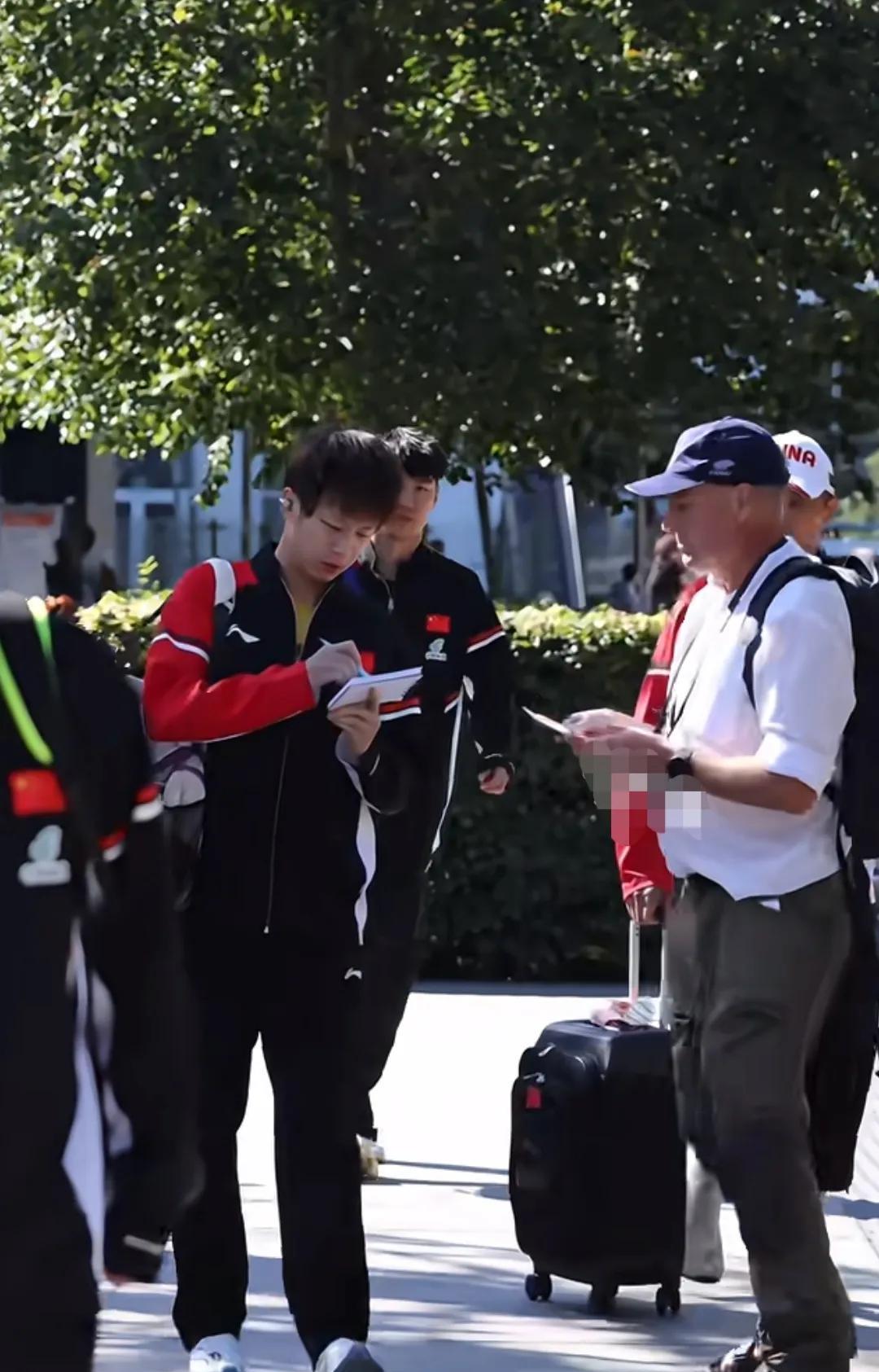 高远在瑞典被粉丝拦住要签名。相信高远在欧洲有很多球迷，他去打过联赛。在这样一