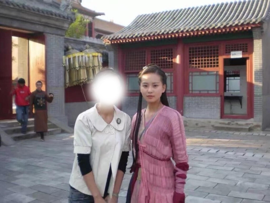 20岁的刘诗诗还未大火，。但路人碰到她时觉得这个女演员很漂亮，就上前要了合影，诗
