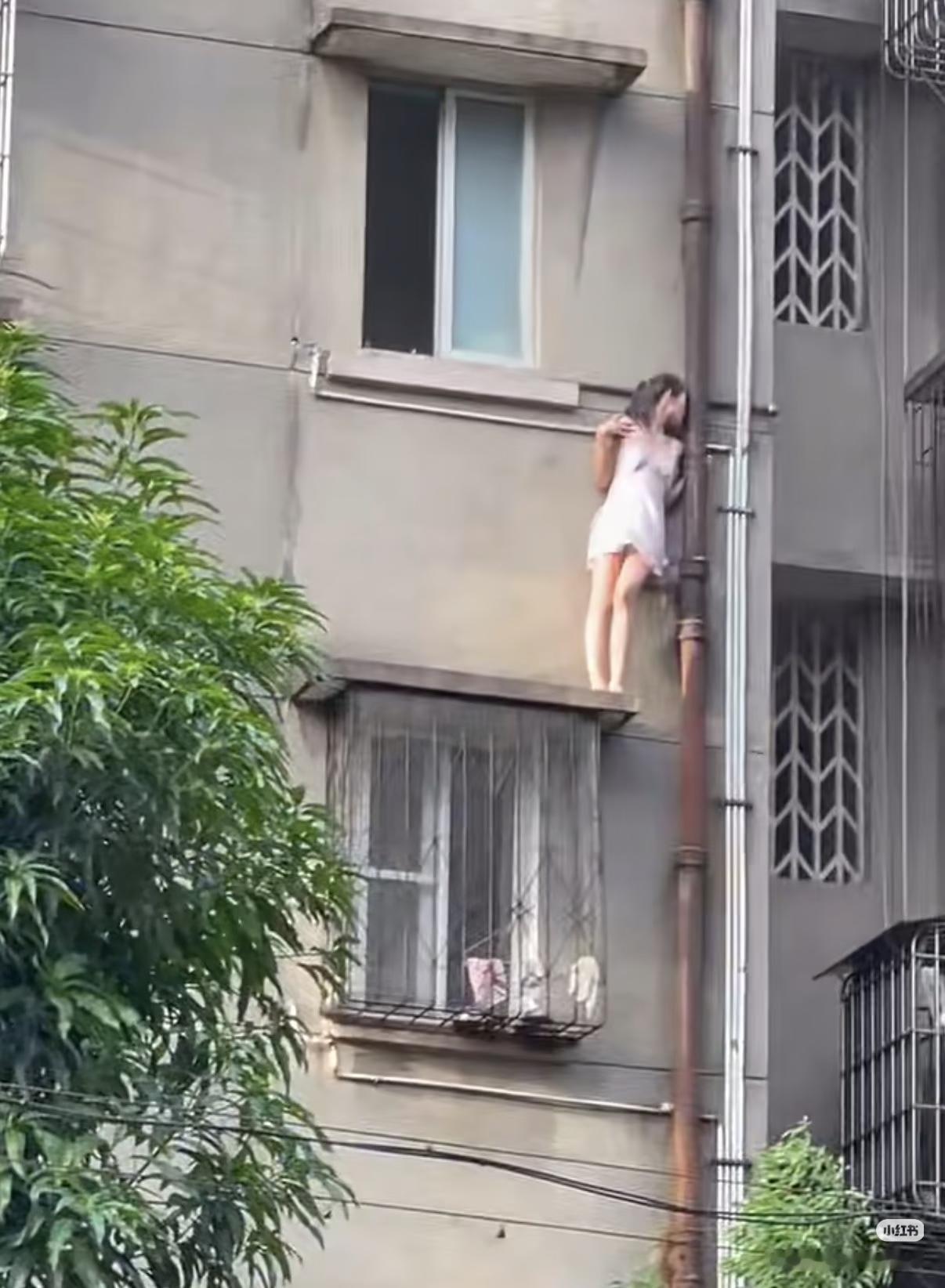趴窗台女生后续来了，原来她不是第三者，也不是约会被抓，而是翻到窗台外面查看老