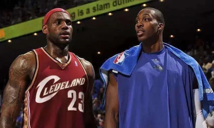 2003年所有没选詹姆斯的球队，都犯了一个数学错误。你看着霍华德：身高臂长