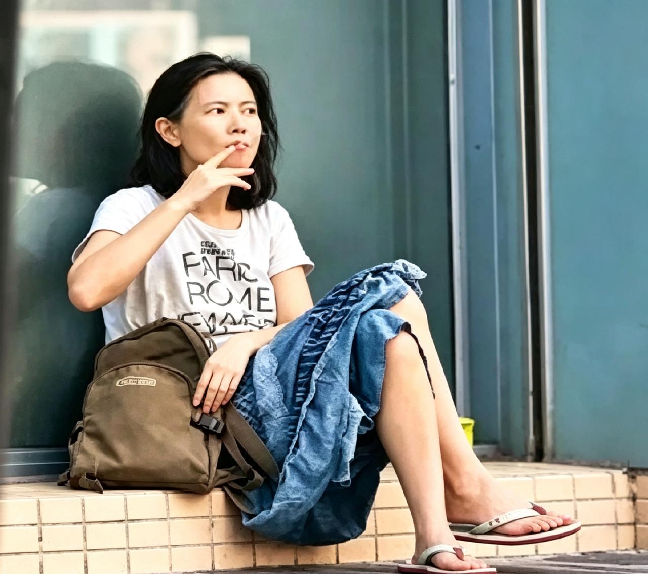 刷到蓝洁瑛这张旧照，心里挺不是滋味。当年多风光啊，靓绝五台山，结果就这么孤零零坐