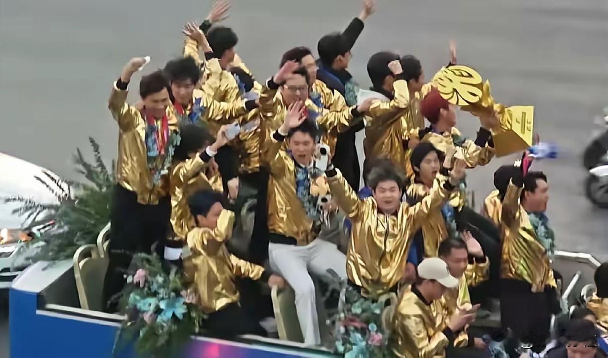 侥幸赢了几个球，搞得像个民族英雄一样！是不是拯救了地球？有必要那么得瑟么？输球就