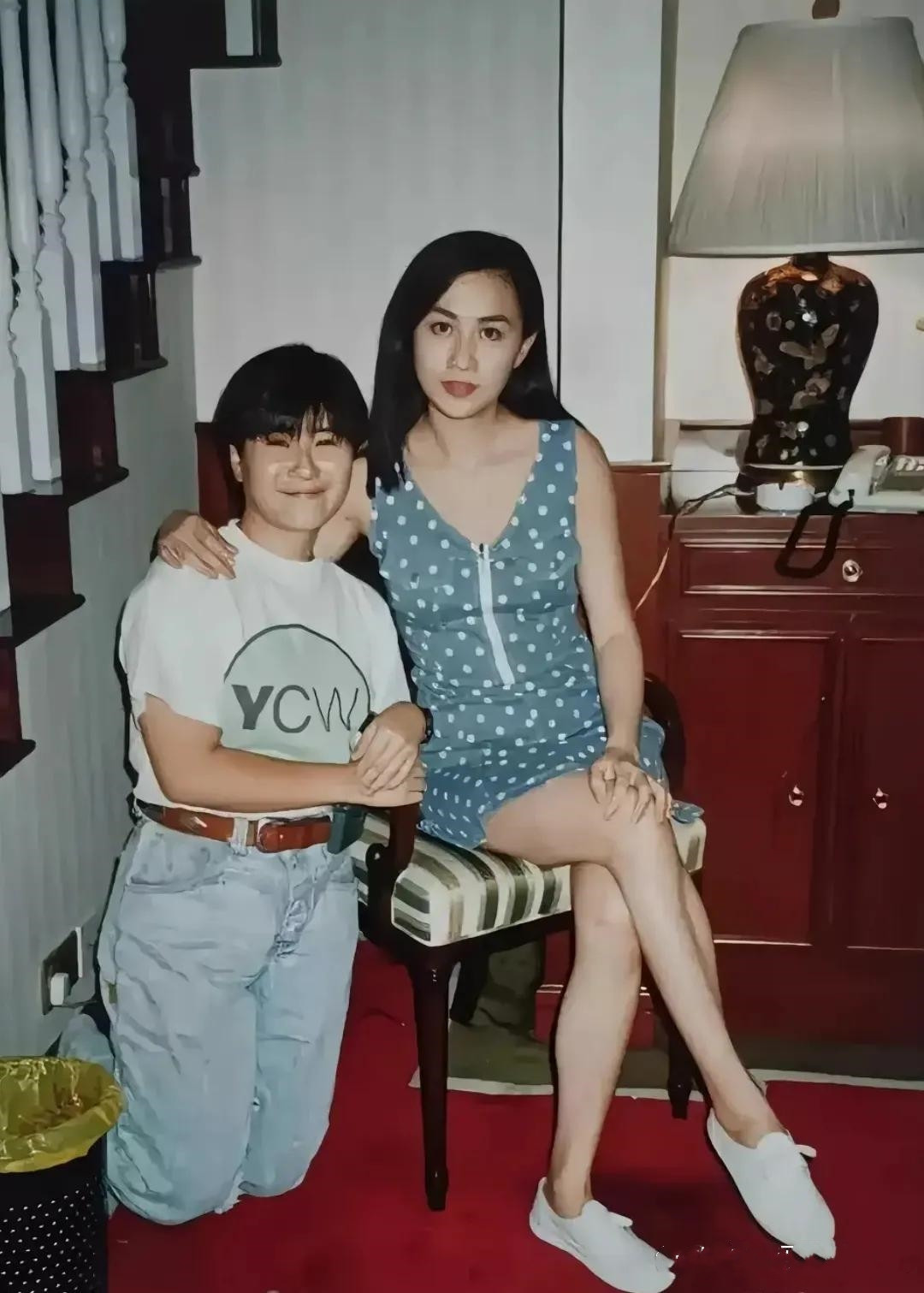 刘嘉玲身旁的女人是谁？为啥这么卑微！