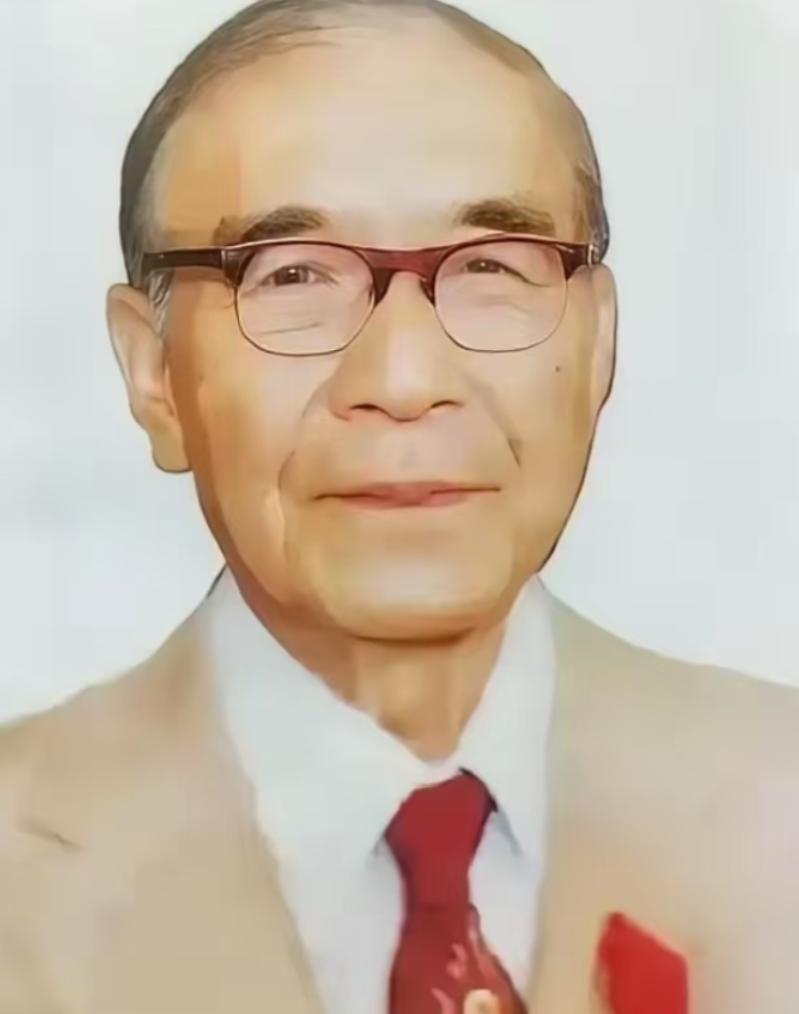 八十五岁的邝安堃老先生饮酒后神志昏沉，错将家中二十三岁年轻保姆认作自己的妻子，事