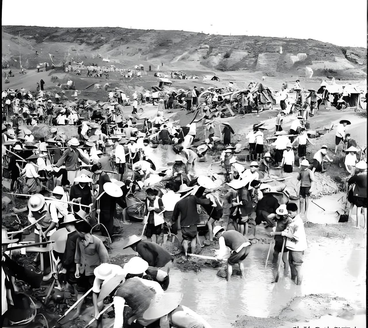 “天上没有玉皇，地上没有龙王，我就是玉皇！我就是龙王！喝令三山五岳开道，