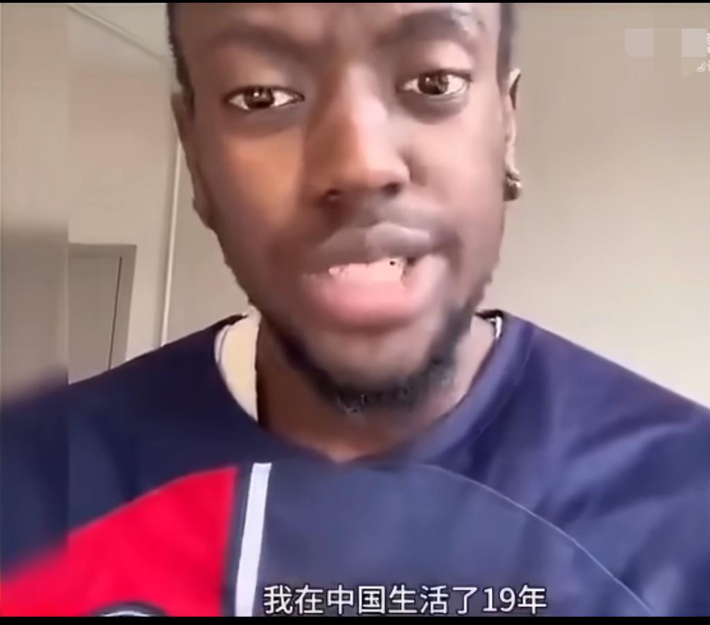 这个老外吐槽自己已经在中国生活了19年，从两岁开始就在这边生活了，却总是有人让他