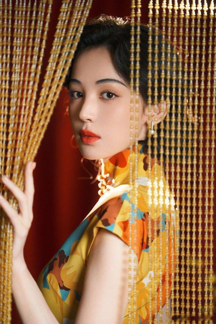 娜扎演舞厅皇后好有说服力她连背影都带着故事，那身繁复的旗袍就像是她的铠甲，每一