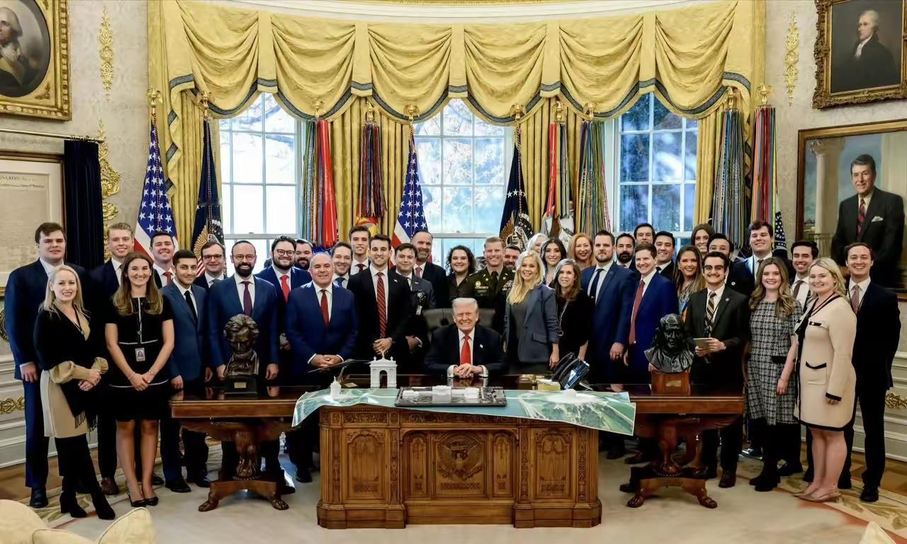 从拜登身边的黑人大妈到特朗普的金发碧眼大长腿，美国只花了不到一年时间。所谓的政治