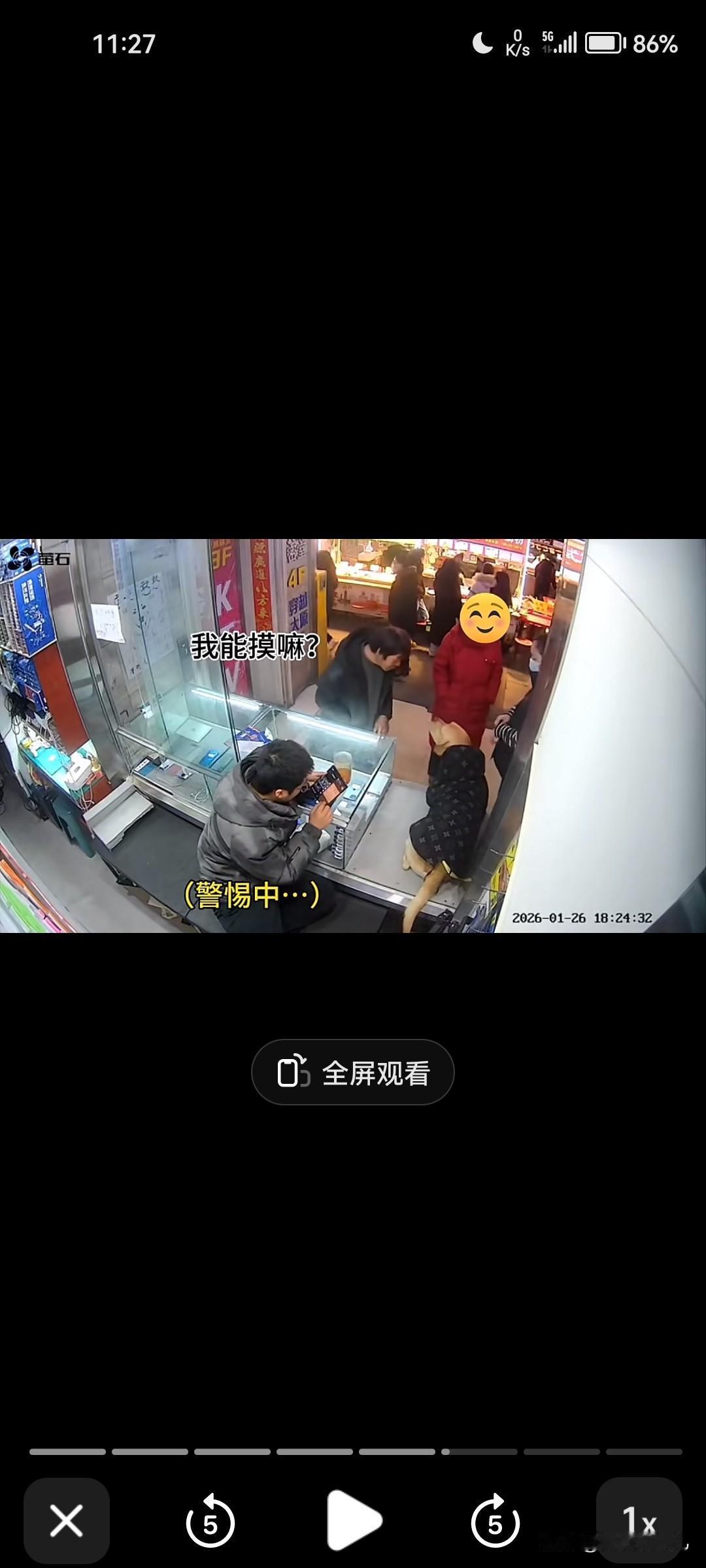 流浪汉摸狗给主人10块钱，一句话让人破防，狗狗没有嫌弃我！一个叫店长憨憨的抖音账