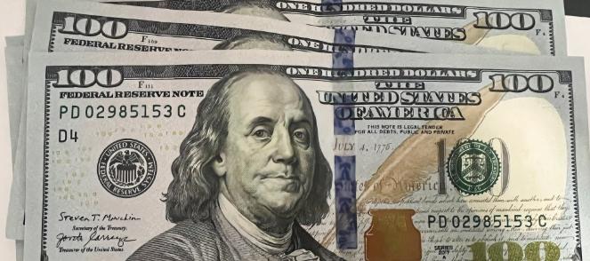 *中国大抛美债，如果一个人欠了全村人的钱，还天天印钞票自己花，大家还敢把钱借