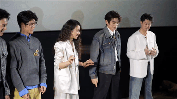 这种网红舞对宋茜来说，简直就是手拿把掐，旁边的“猪队友”丁禹兮全程在抢拍，乐感超