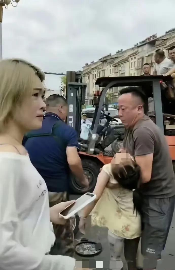 安徽广德一名女司机杨某，驾车时脚踩拖鞋，全程低头紧盯手机分心驾驶。面对前来处