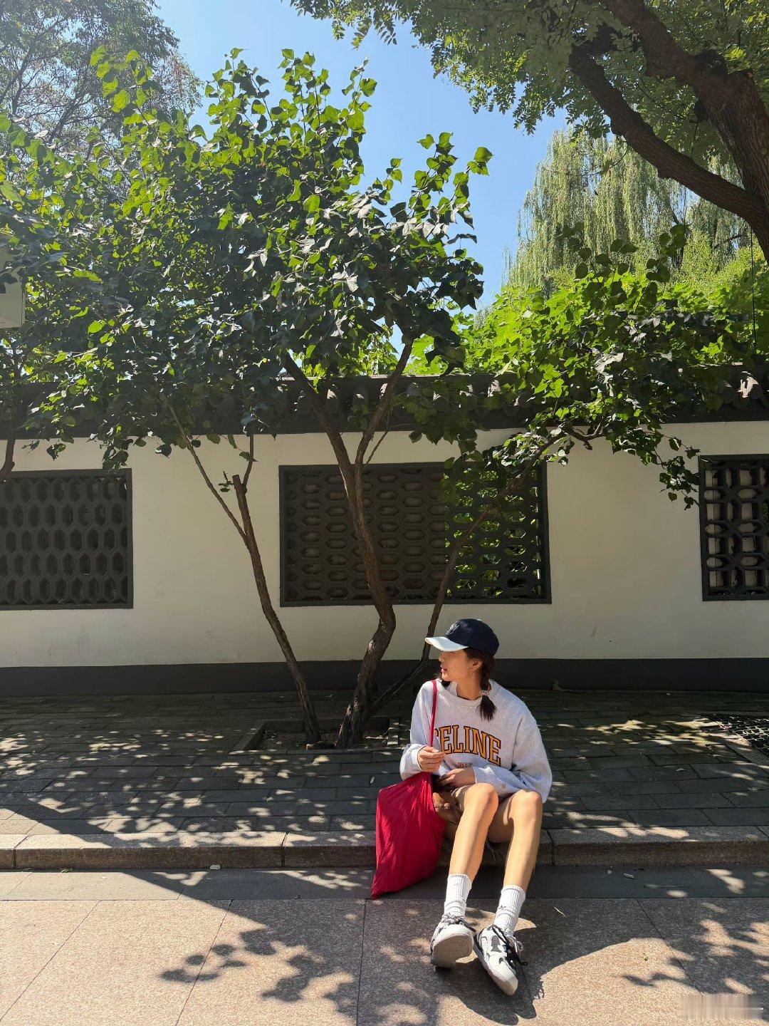 孙千一切都好孙千和小狗晒太阳阳光☀️小狗🐶还有孙千好幸福呀​​​