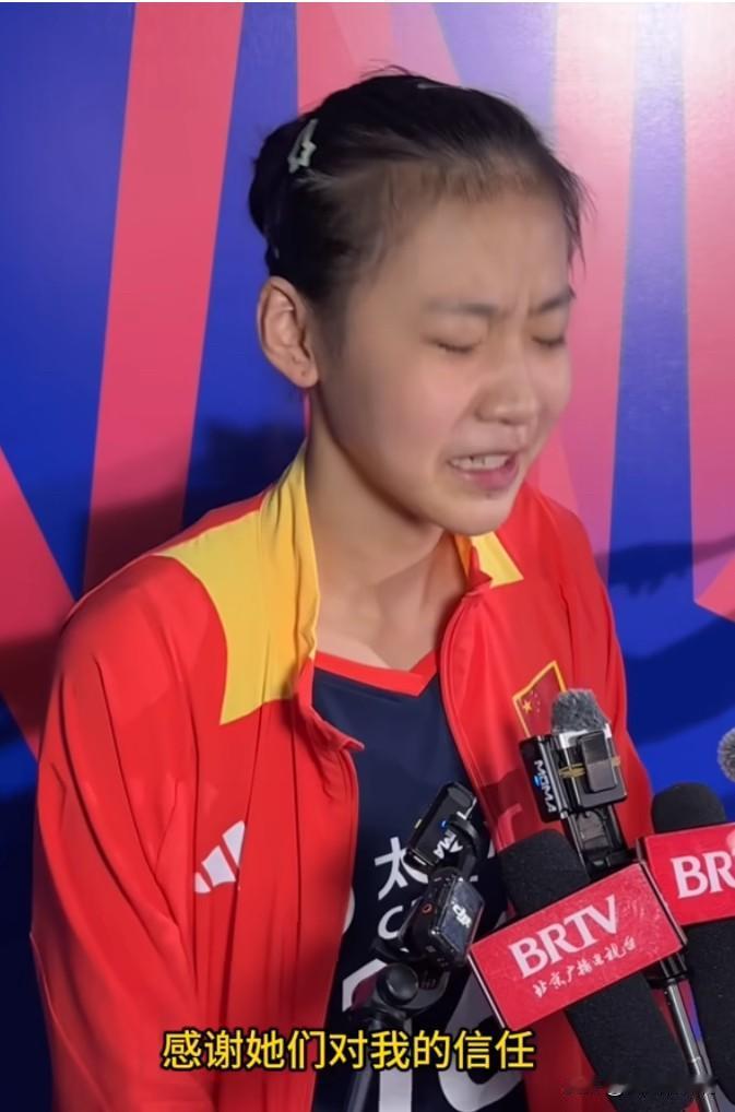 王奥芊这个小姑娘真的低调又务实啊！她的声音跟袁心玥好像，在场上打完球也喜欢用海豚