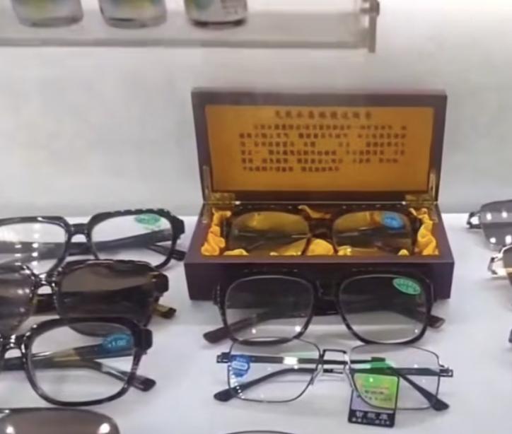 眼镜行业到底是真暴利还是假暴利？315有记者爆料眼镜行业的暴利，一副进价才15
