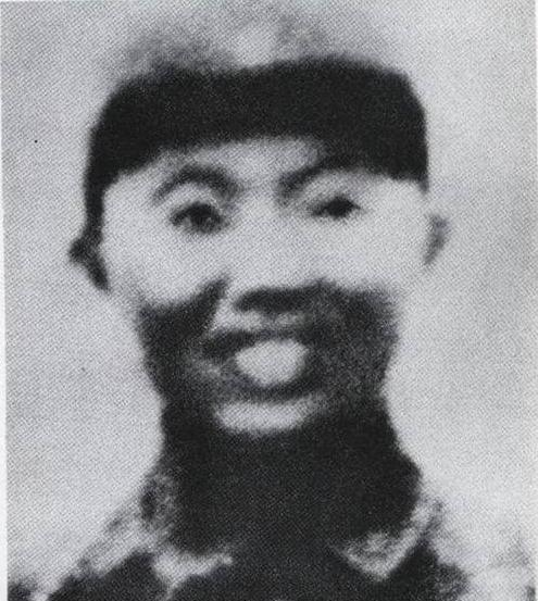 1942年，八路军副团长王凤麟遭叛徒出卖，被日军围在山上，打到只剩一颗子弹时，他