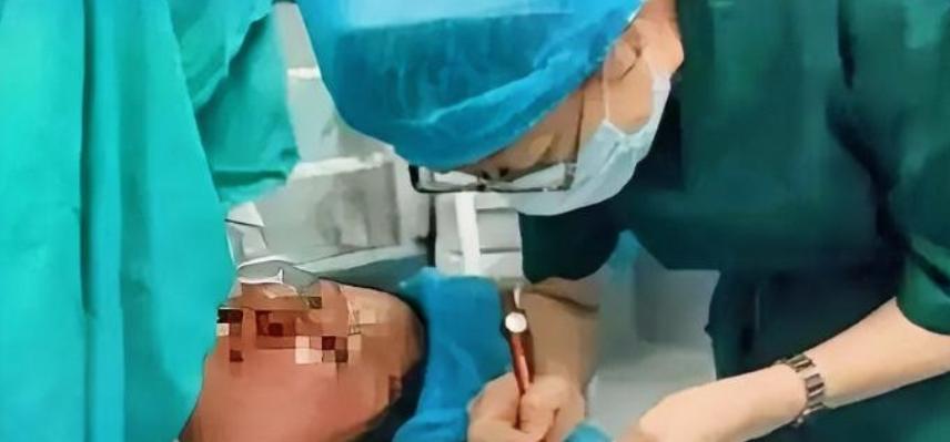 产房里，医生刚要为难产的产妇实施手术，一把掀开衣服，所有人瞬间红了眼眶。202