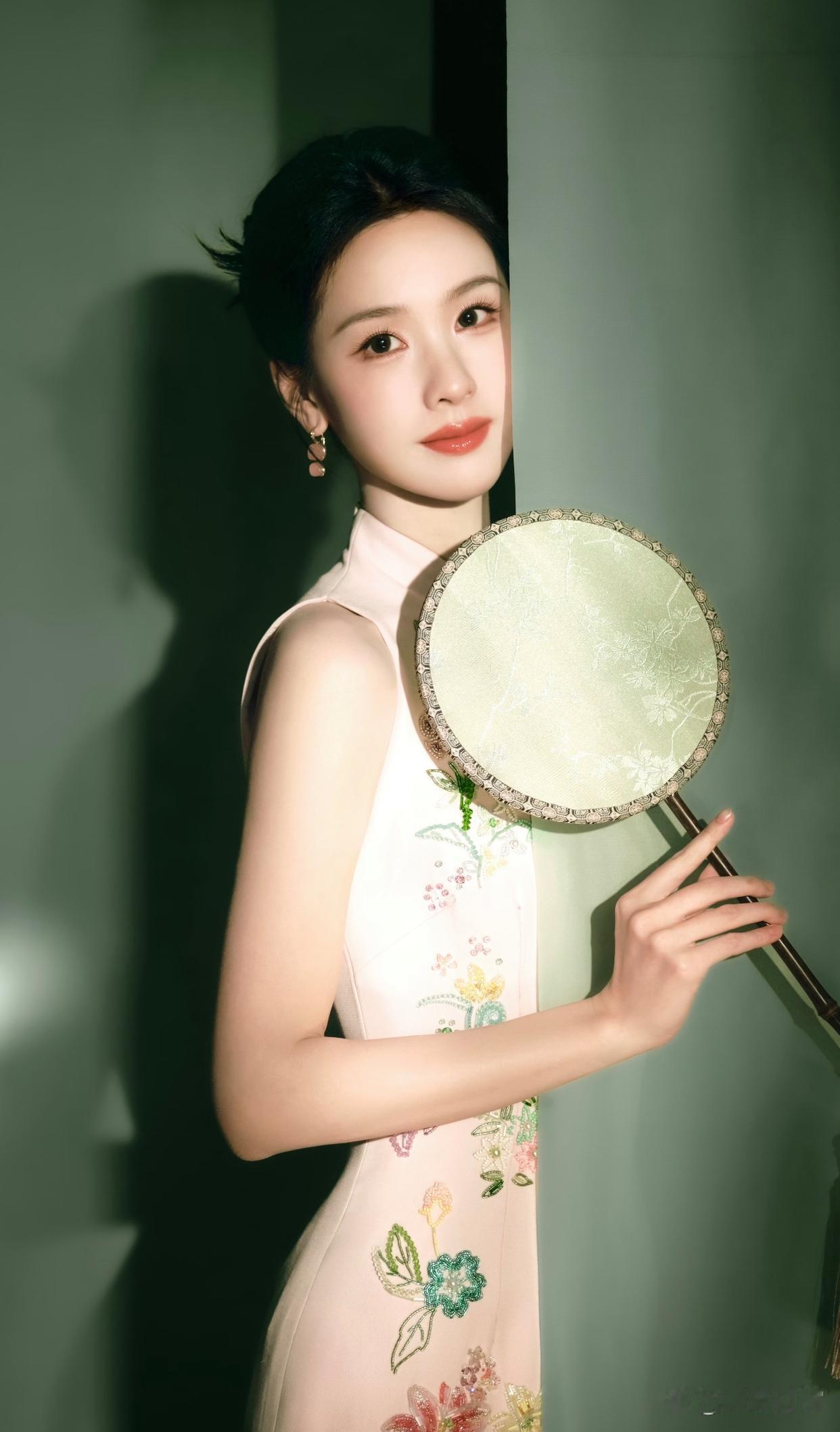 1.网传关晓彤已经和上一段感情彻底翻篇，现在愿意接触家里介绍的相亲对象，试着了解看看。2.网传马思纯
