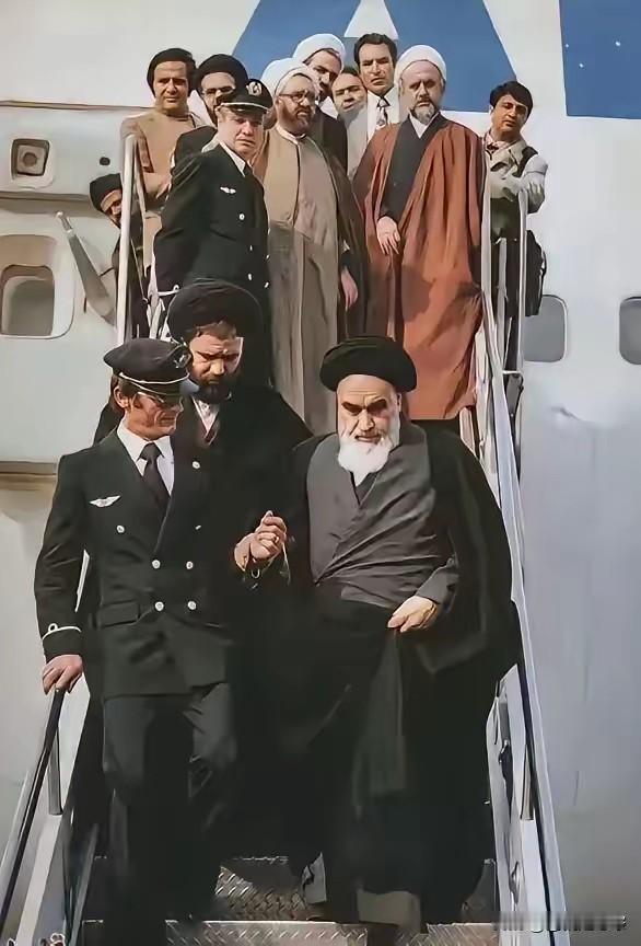 1979年的时候，受到美国保护资助的霍梅尼返回伊朗，推翻了巴列维王朝。那个时候