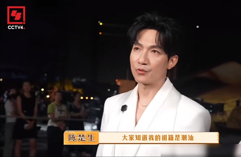 央视这次真把我看愣了，一个叫陈楚生的歌手，竟然在秋晚舞台上，用所有人都听不懂的方