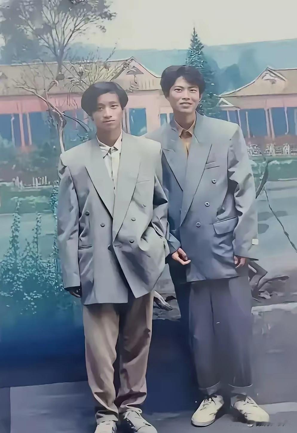 发型可以，西装革履，两位小伙子也很帅气，头发也做了打理……可以说，这身装束是上世