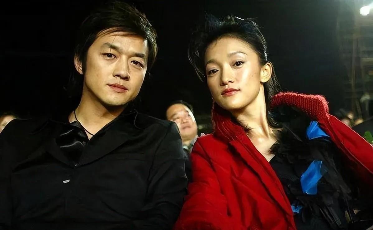 周迅曾说李亚鹏满足了他对男人的所有幻想。这个评价足以证明当年她有多爱李亚鹏。彼时
