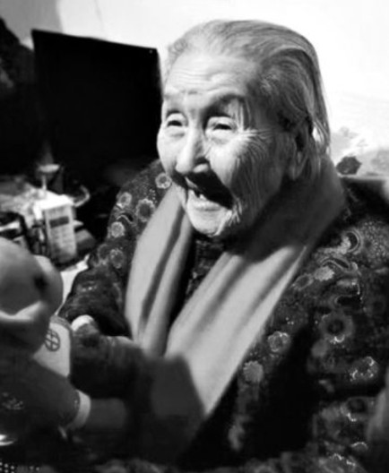 1943年，慰安妇曹黑毛生下了鬼子的儿子，她没有丝毫迟疑直接将孩子扔进冰冷潮湿的