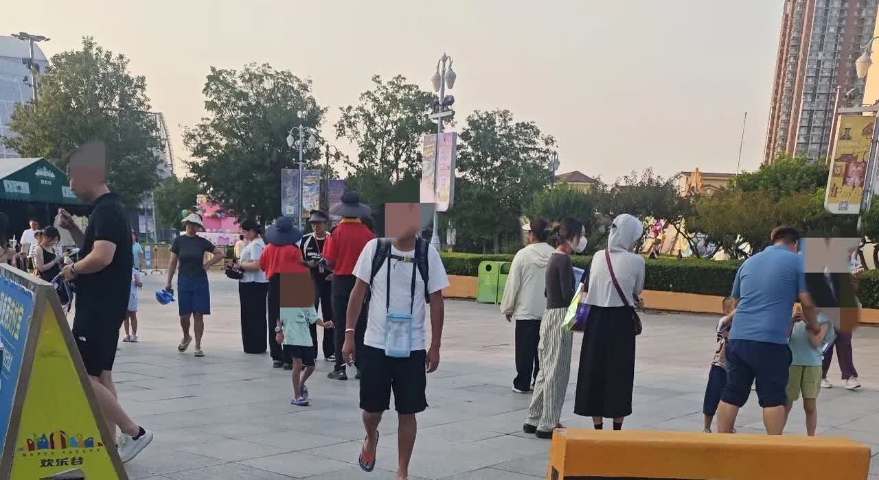 有孩子的家长注意了啊游乐园商场大量的有人叫住你夸你孩子真好看可爱问