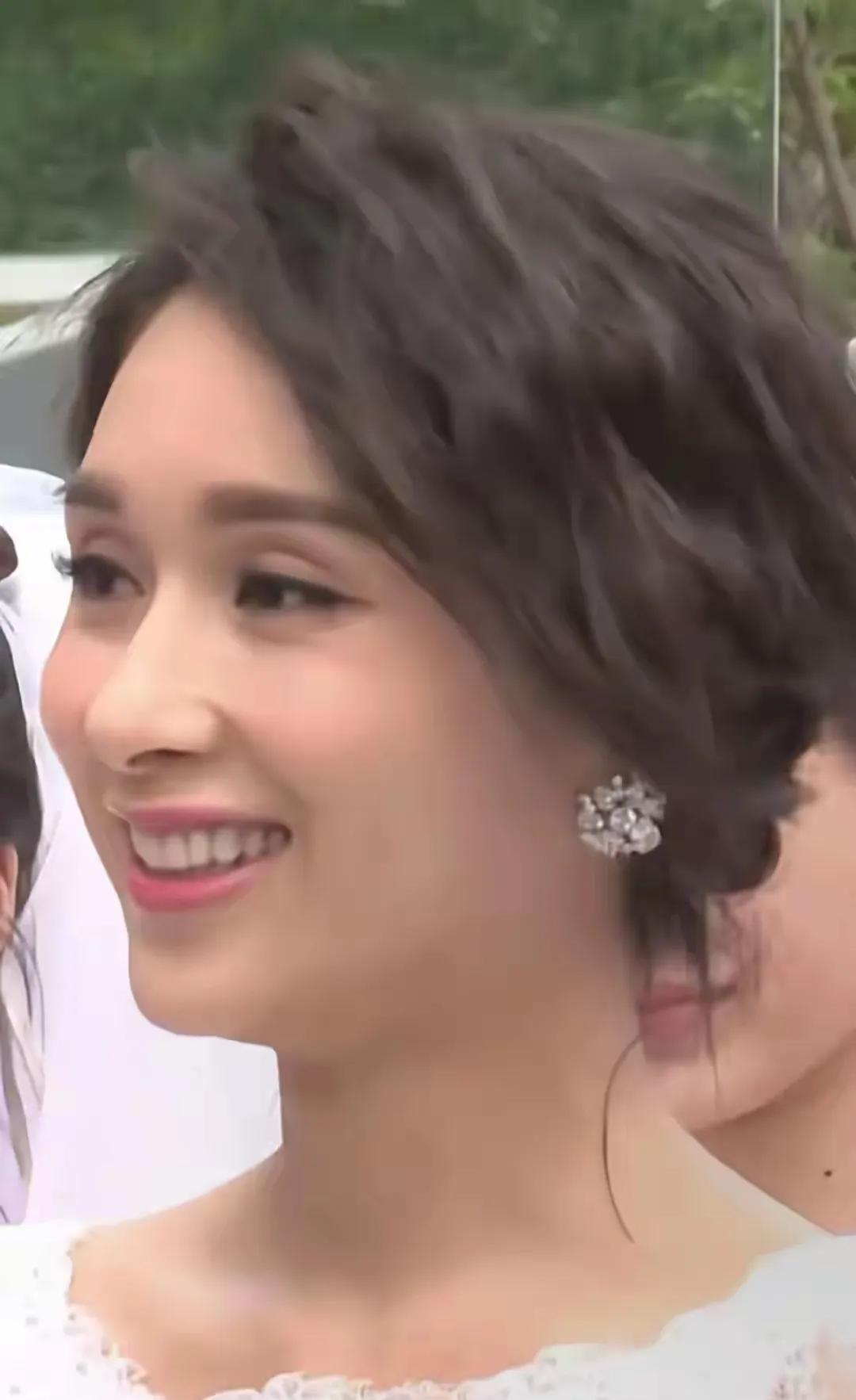 杨恭如这笑容太温暖啦！谁能想到50岁的杨恭如这么漂亮呢？明亮的眼睛配上双眼皮，简