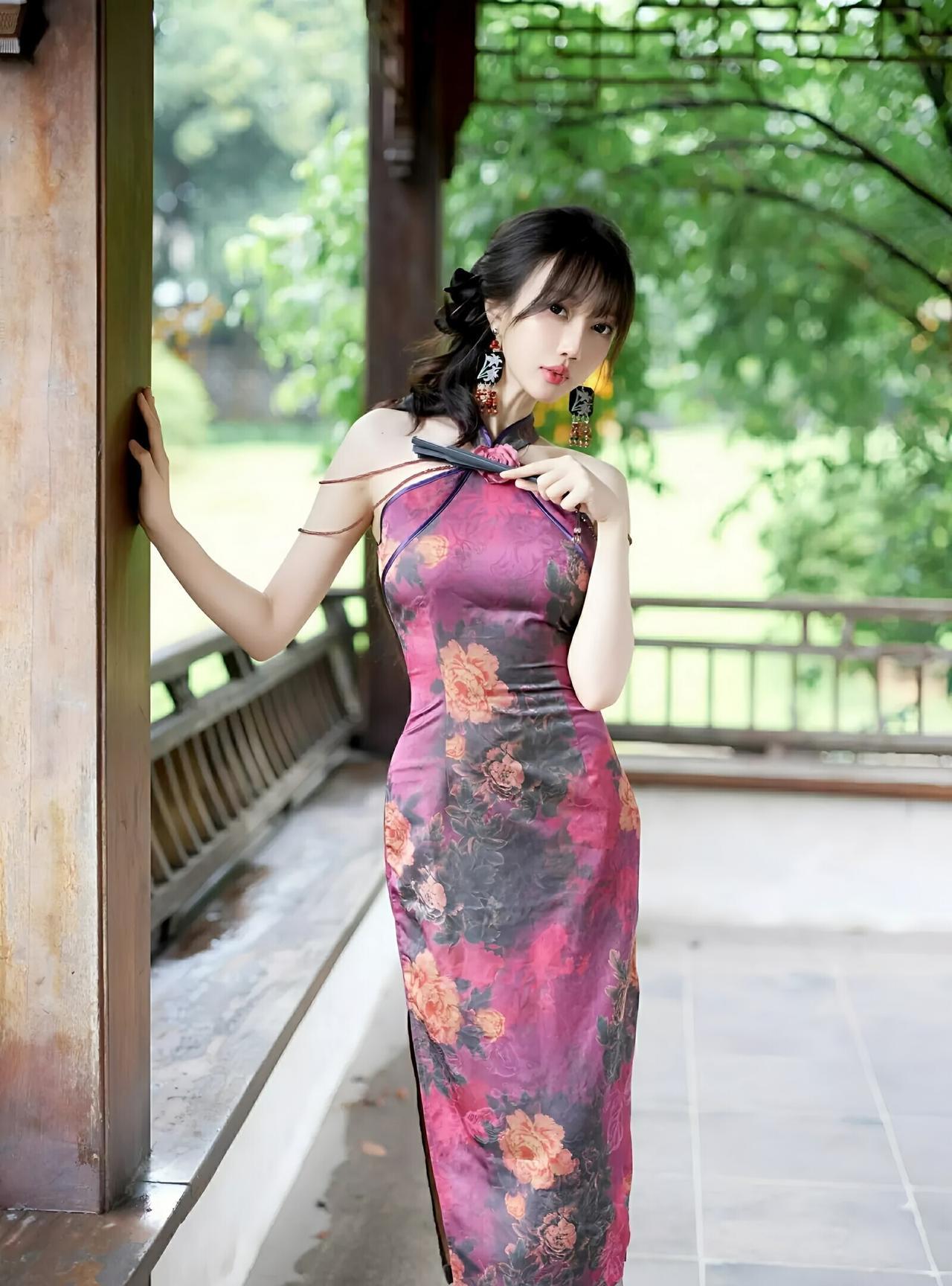 玥儿玥er旗袍大片：玫红牡丹纹样旗袍尽显优雅，折扇轻摇间浅藏国风浪漫