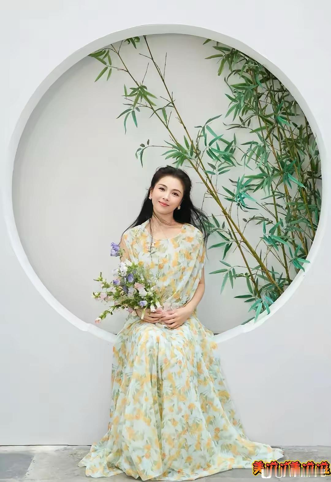 刘涛生日氛围感绝了！近日刘涛在社交平台晒出一组夏日生日写真，配文温柔治愈：风遇花