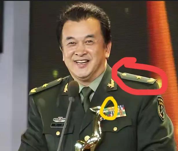 两个问题没有看懂！一是军改前八一电影制片厂厂长黄宏少将，其等级资历章是5排，最