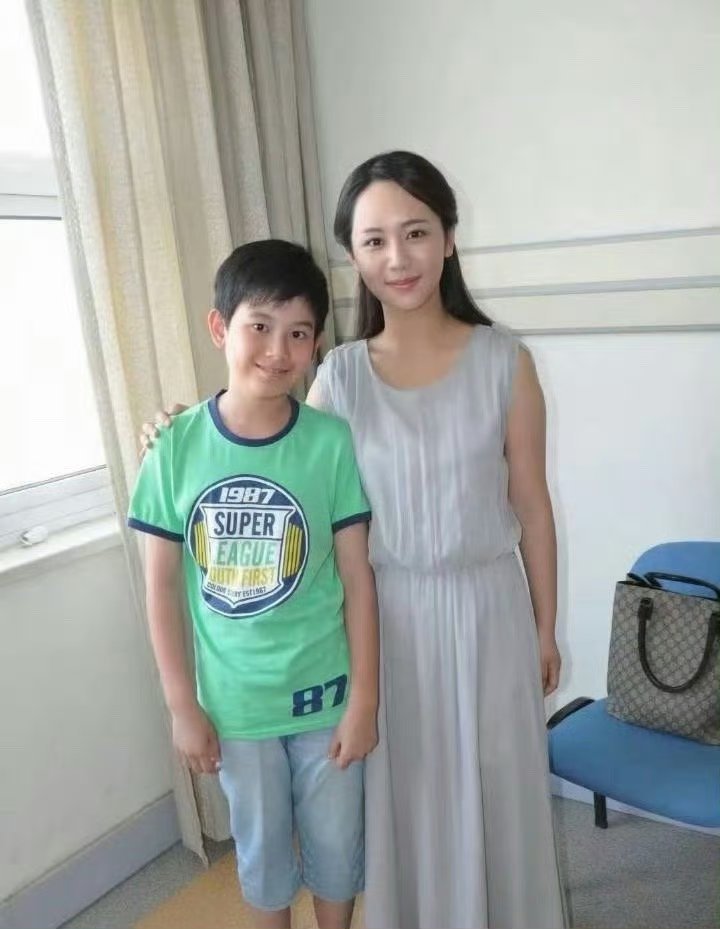 杨紫这是从小美到大啊，和现在几乎没变化，为什么会有人拿脸说事？