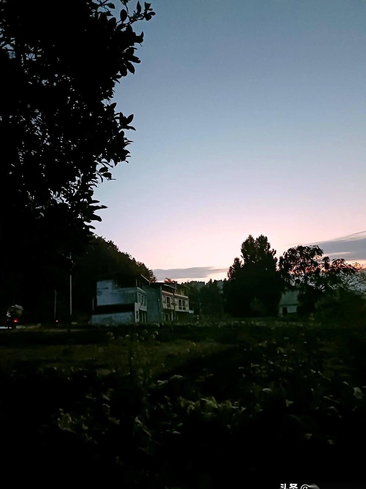 据说，四十多年前，一个村里出了件邪事。一切，都从一个上山砍柴的闺女，捡到一根绳