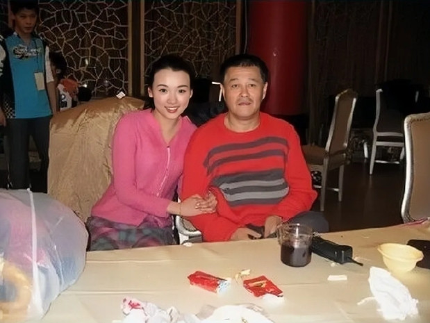 2003年，一次活动中，赵本山看到一边的礼仪小姐漂亮有气质，就问：“姑娘，你长得