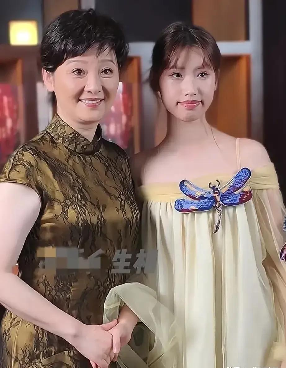 发现了没徐帆和冯小刚收养的女儿很不对劲万万没想到，她竟然随母姓，跟着徐帆姓，