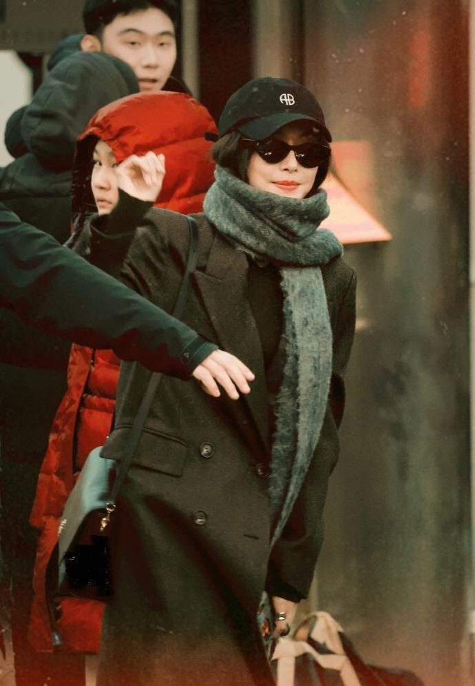 终于有人把“穿大衣不臃肿”的秘密扒出来了，全在秦岚身上。她这一身，你看似随性，