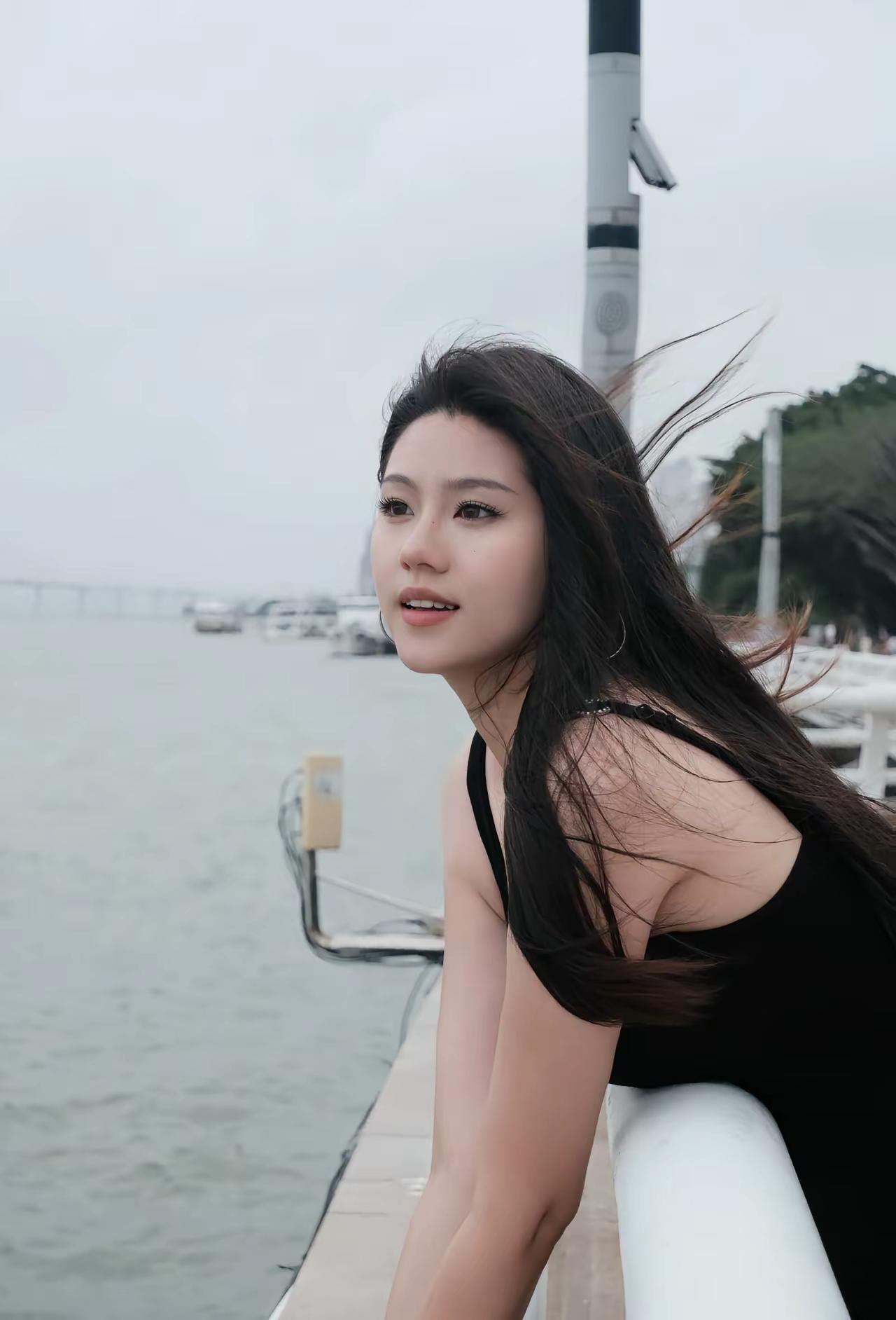 海边漫步，微风拂面，心情舒畅