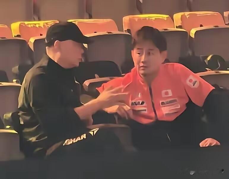 孙颖莎1:3输给帕拉南这场，大家注意看台上的杨广弟了吗？他正在和中泽锐聊天，