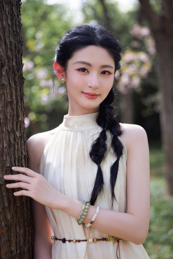 赵晴可能会成为欢娱下一任一姐！于正近期单发宣传最多的艺人是赵晴，只要于正愿意，