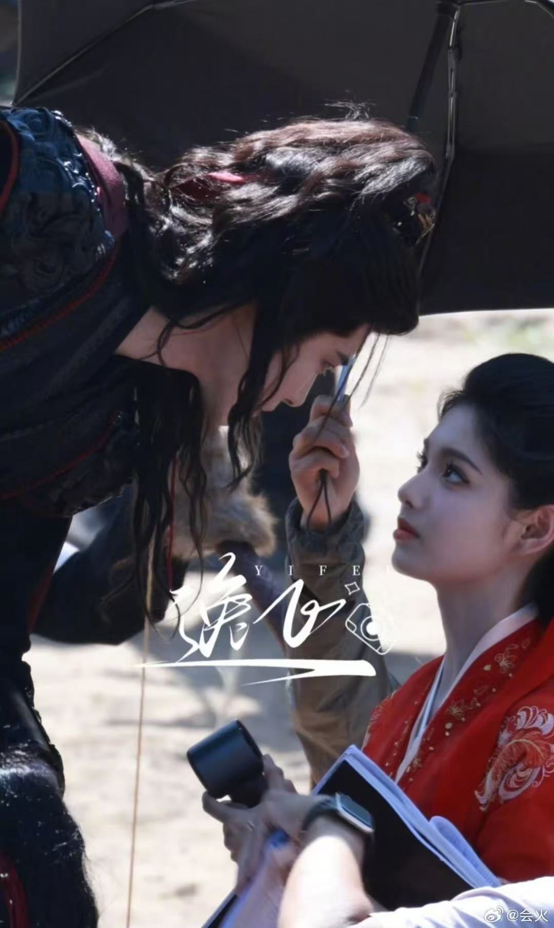 侯明昊艾米马上俯身对视​​​谁能懂这个画面有多美！！！少年将军从马上俯身下去看